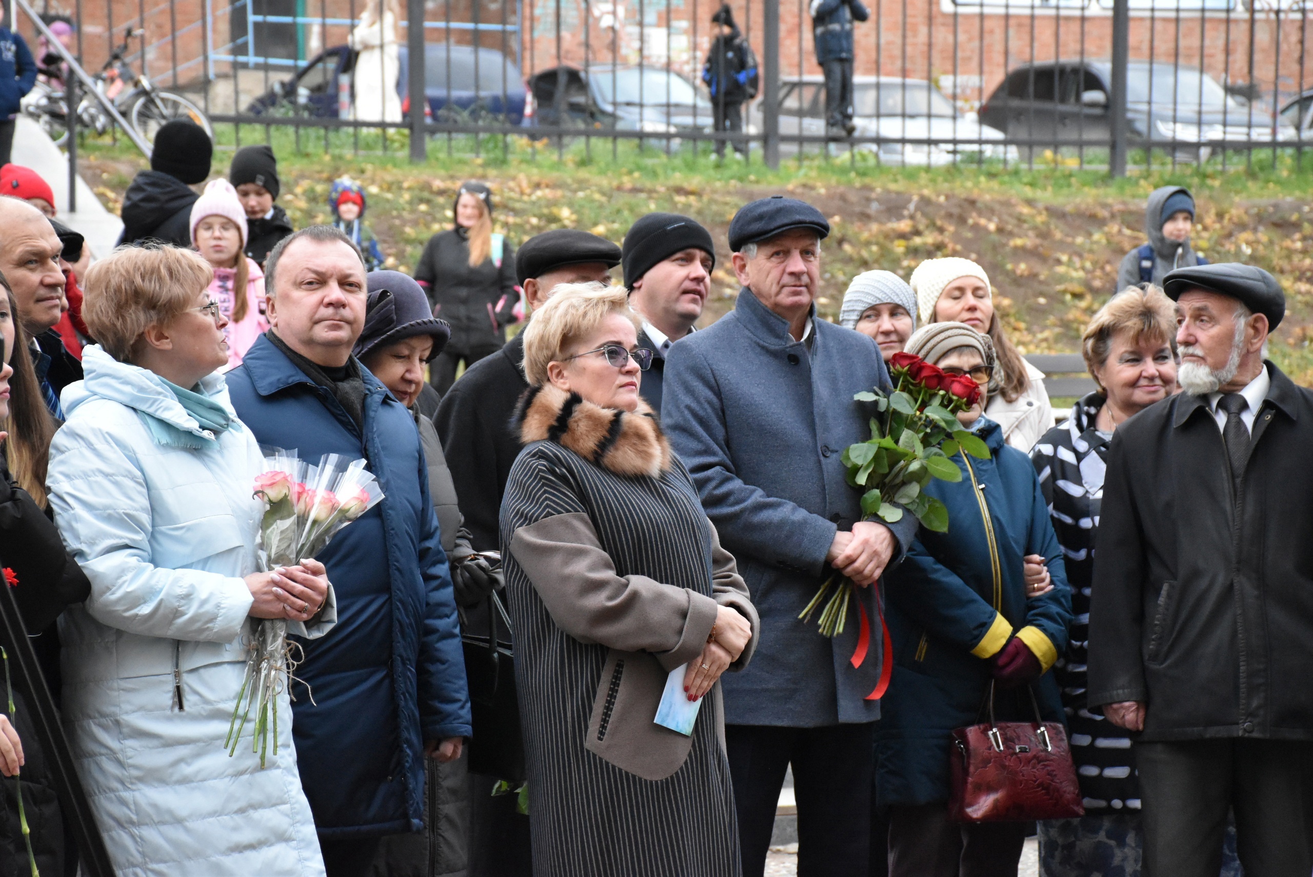 Открытие Мемориальной доски в связи с 30-летием и в дань памяти главных строителей здания Воткинского лицея..